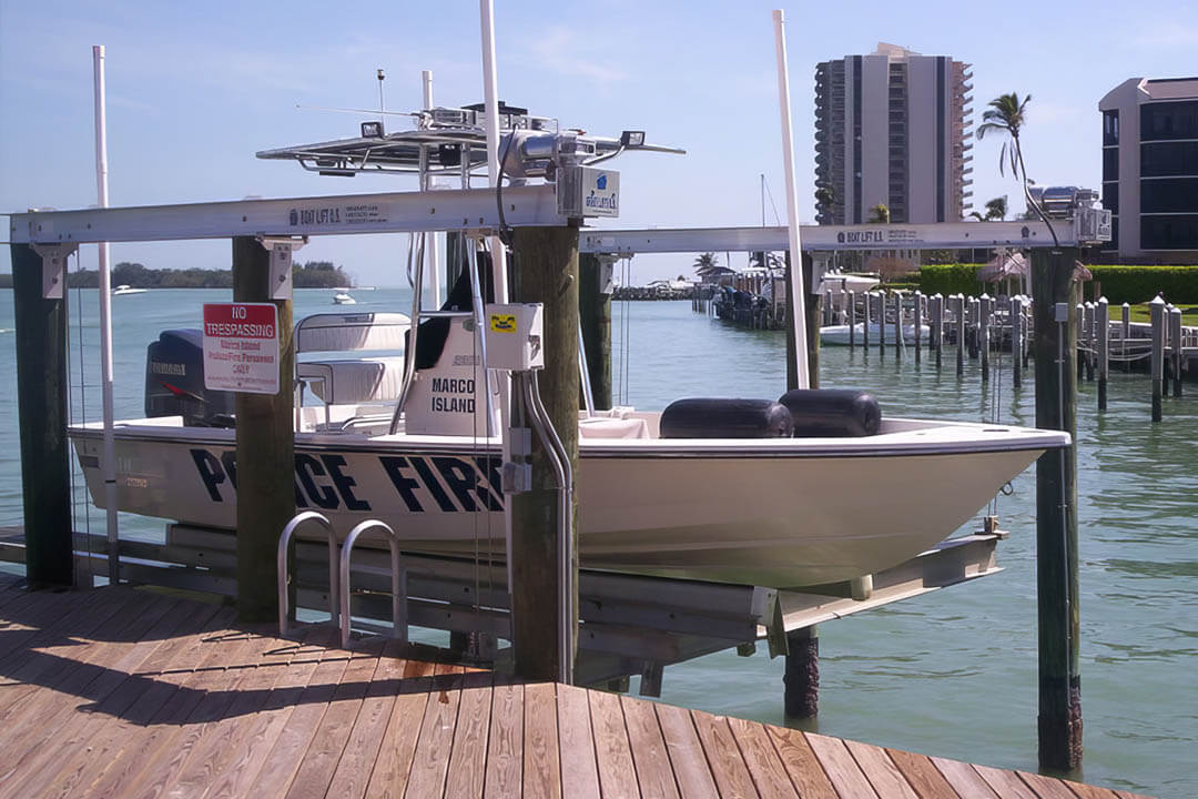 6-Pile Boar Lift with a 16K Boat - BOAT LIFT US